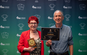 6855665ac0c44_Photoofficielleavectropheetdiplme.jpg